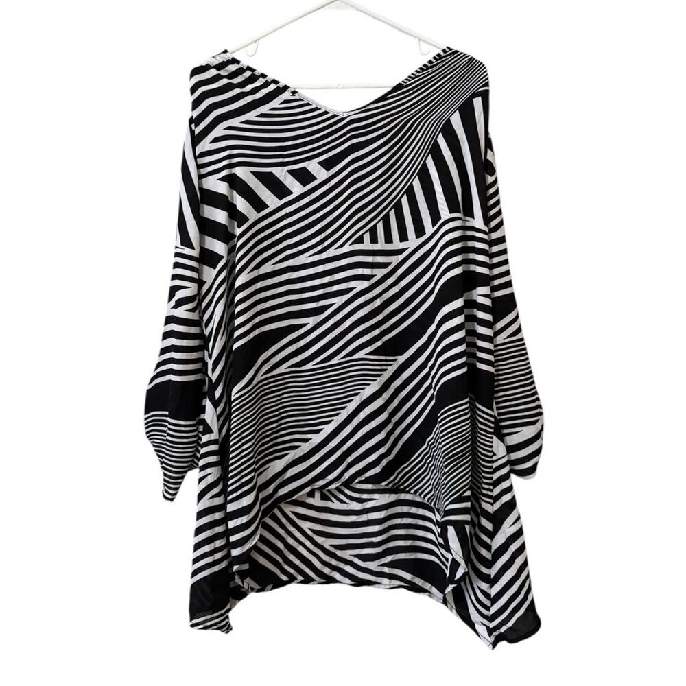 Zac & Rachel Woman Size 1X Asymmetric Hem Stretch Lightweight Modern‎ Polyester